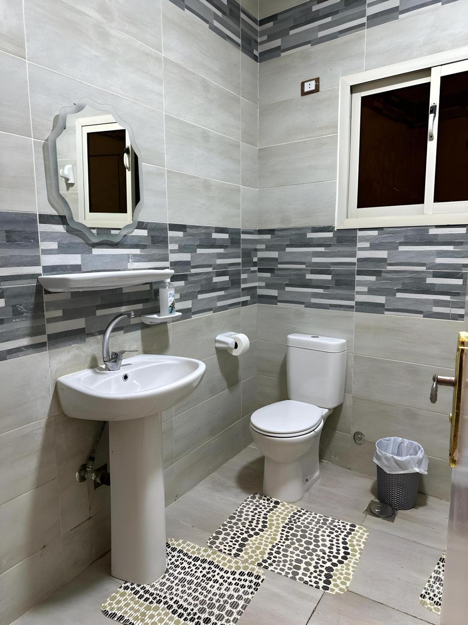Center Chic: Modern 2br With Ultimate Comfort Appartement